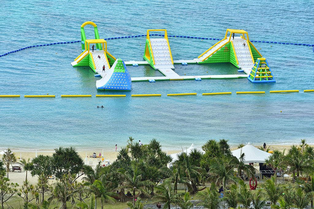 公式 カヌチャリゾート 沖縄 ビーチで遊ぶだけでも十分楽しいのに ビーチに浮いた公園となるとどれほど楽しいでしょうか 考えるだけでもワクワクが止まらないオーシャンパーク ご宿泊のお客様も ご宿泊以外のお客様もお楽しみいただけます
