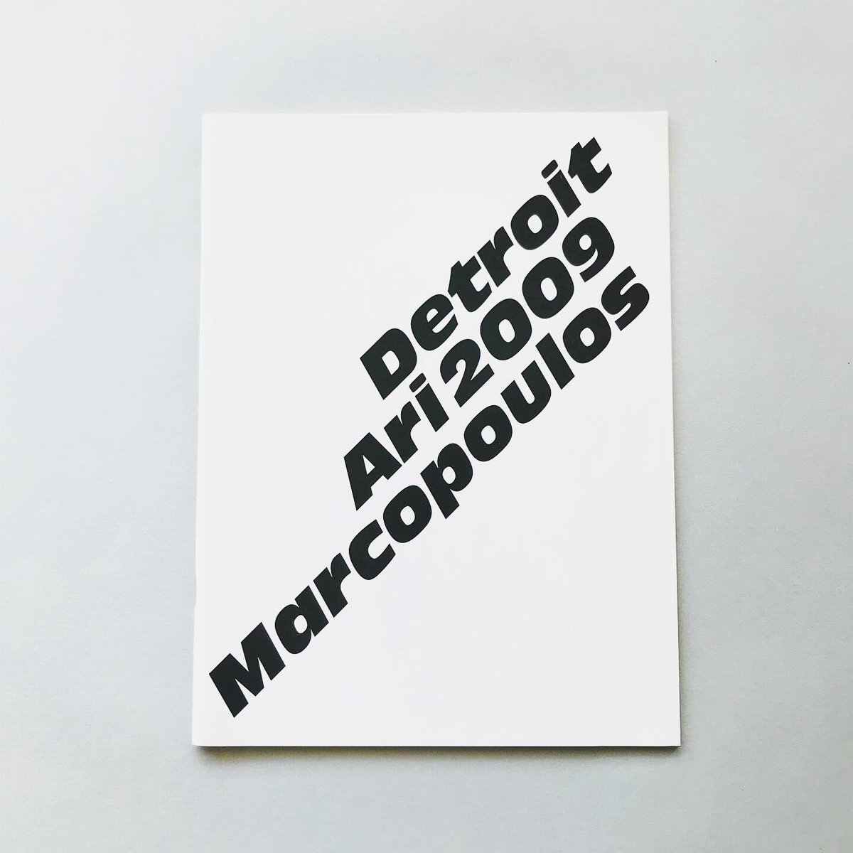 books_atelier's tweet photo. ［new stock］
Detroit 2009 / Ari Marcopoulos
NYのDashwood Booksより発行されたアリ・マルコポロスの作品集。アメリカのデトロイトの街並みや、そこで暮らす人々を撮り収めたもの。限定500部、サイン入。Dashwood Books, 2010
#arimarcopoulos
https://t.co/bMpumH27vQ https://t.co/wCqiGb8vqb