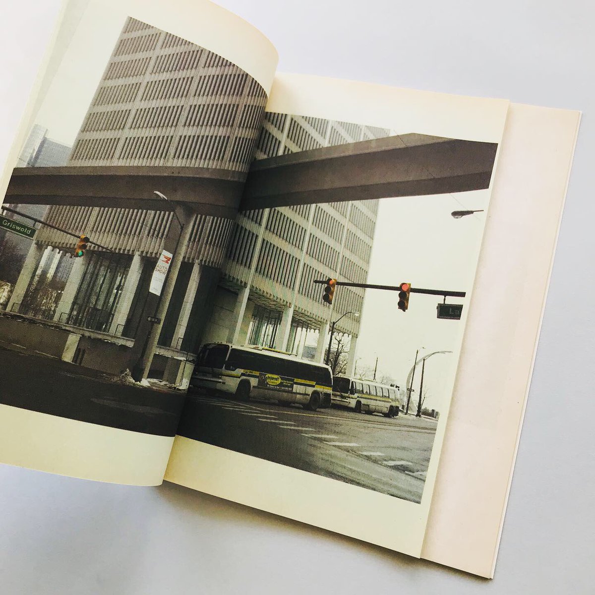 books_atelier's tweet photo. ［new stock］
Detroit 2009 / Ari Marcopoulos
NYのDashwood Booksより発行されたアリ・マルコポロスの作品集。アメリカのデトロイトの街並みや、そこで暮らす人々を撮り収めたもの。限定500部、サイン入。Dashwood Books, 2010
#arimarcopoulos
https://t.co/bMpumH27vQ https://t.co/wCqiGb8vqb