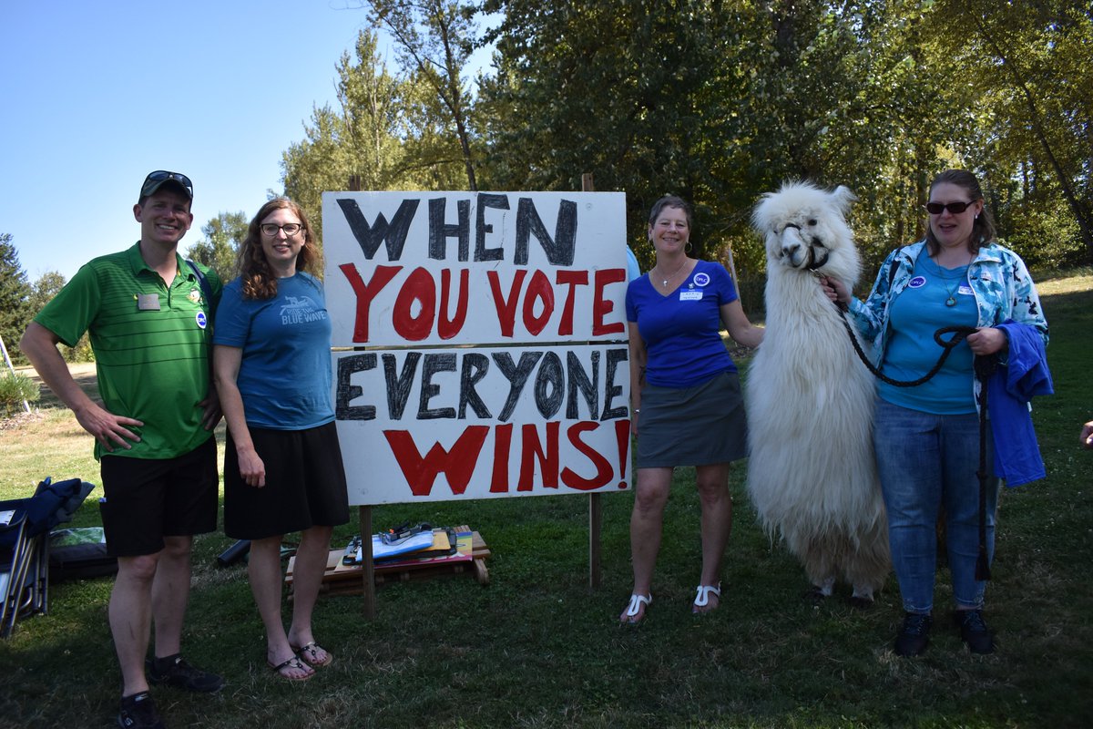 MsArielKnox's tweet photo. Pics from today are up on our https://t.co/l1Fxur0oEl page and the original, high res images available upon request to those in them.
#llamas4progress #llamas4mamas #llamactivism #imwiththellama https://t.co/Wtq5FDbEBg