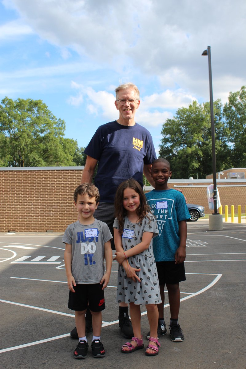 AndresQuirama's tweet photo. Amazing day for Thomas! ready to start the school @HollinMeadowsES @PTAHMES  muchas gracias son increibles!! #FirstDayHMES #FirstDayFairfax #ourHMES https://t.co/MX7LkNWy1j