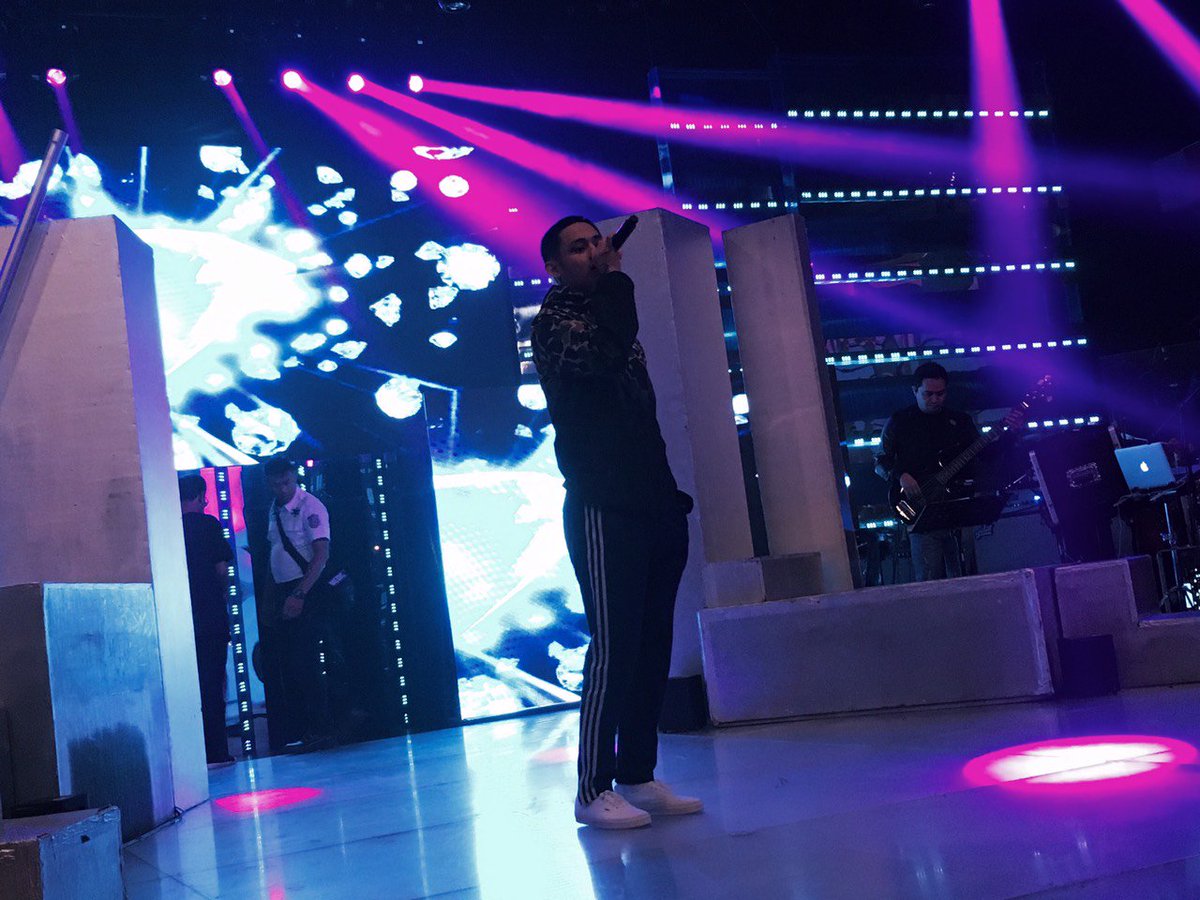 itsShowtimeNa's tweet photo. Michael Pangilinan rehearsing sa Showtime stage, abangan ang kanyang pangmalakasang opening number mamaya kasama sina Daryl Ong at Vice Ganda!
#TNT3Q4SemifinaLs https://t.co/St2c0zr7Su