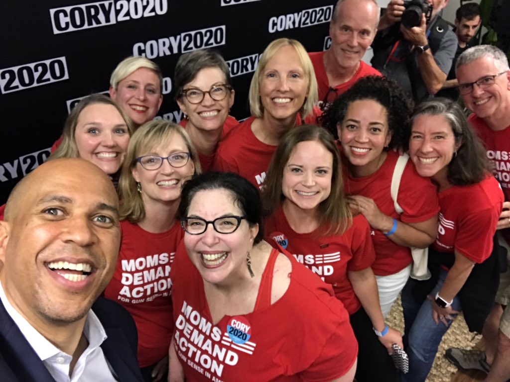 HilaryUhlig1's tweet photo. Oregon @momsdemand volunteers appreciate @corybooker at his rally tonight! #FreedomFromFear #GunSense @everytown https://t.co/F2eIet7nWy