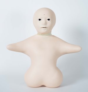 マンガにもでてきたロボット「テレノイド」はこんなかんじ。（ATR石黒特別研究所開発）うちの婆ルにも抱かせたい。反応が見てみたいなぁ……。

 