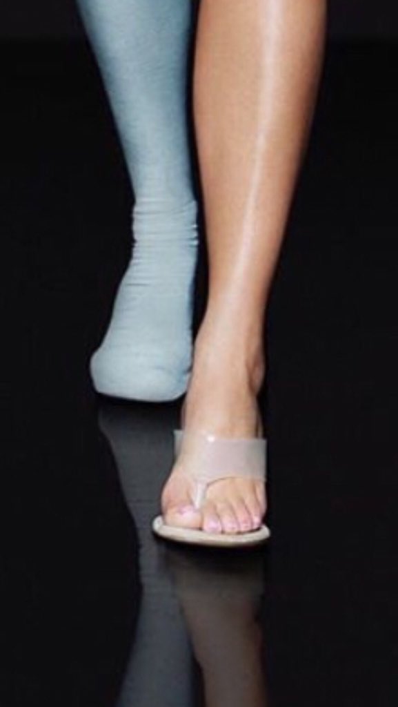 teledos_tcs's tweet photo. #VIRAL | ¿Pueden encontrar el error en esta foto de Kim #Kardashian?🤔
Usuarios de redes sociales #criticaron el uso de Photoshop en una imagen de #Kim Kardashian en la que aparece con #seis #dedos en el pie.
🦶🏻🦶🏻🤔🤔 https://t.co/KpeOSBB19E