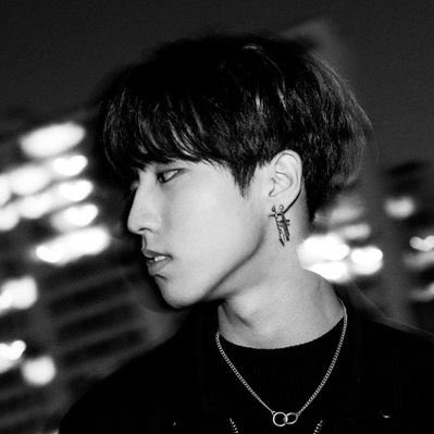 CrispyKingChan's tweet photo. 🌙Minsung AU🌙

Everyone in the world is born with an ever changing number on their wrist, this number represents the number of metres away your soulmate is from you. Some people are born with their soulmate being thousands of metres away, some merely a hundred or so away. https://t.co/keq2gE5DlZ