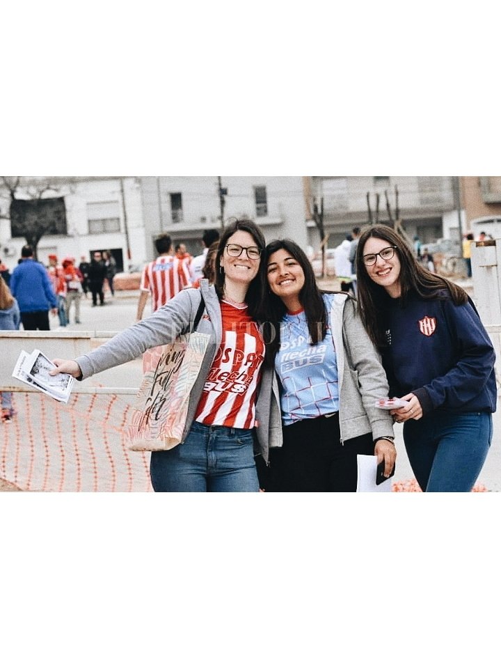 unionfeminista's tweet photo. En la previa del partido de hoy, desde Unión Feminista, repartimos estos folletos, porque creemos importante recordar y visibilizar el Día de la Futbolista https://t.co/hLMqpyZKB1