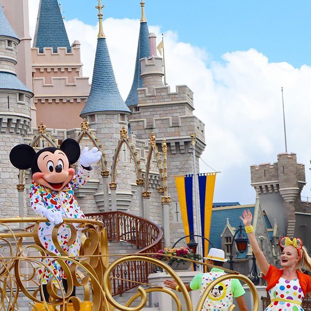 TheBrookharts's tweet photo. Waving goodbye to our very last weekend in this apartment! We can’t believe it... Comment below if you’ve been with us since move in day! #mickeymouse #moveitshakeit #cinderellacastle #moving #dailyvlog #nosmallcreator https://t.co/oXmiVZm8W7