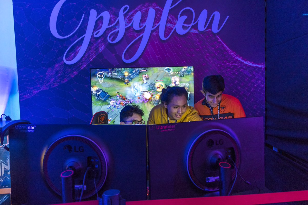 MoReNaXo18's tweet photo. @elcompalol  dandolo todo en la birria !!! Y no se dejo en el stream de @FortniteGame 🔥 desde el @comicconpan  #ComicConPanama2019 
#Gamer
#gamerLife
#stream https://t.co/9BrkG0Y2yW