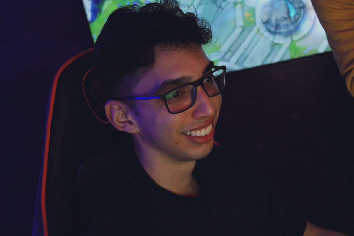 MoReNaXo18's tweet photo. @elcompalol  dandolo todo en la birria !!! Y no se dejo en el stream de @FortniteGame 🔥 desde el @comicconpan  #ComicConPanama2019 
#Gamer
#gamerLife
#stream https://t.co/9BrkG0Y2yW