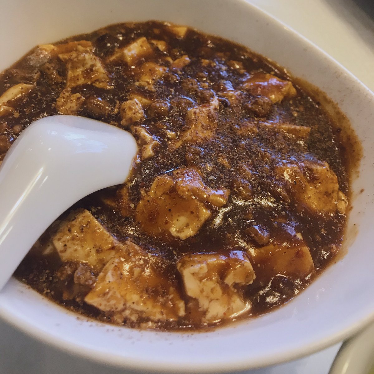 suzukimasakazu's tweet photo. はじめて入る店だったので、定番の麻婆豆腐を注文。お客さんが結構いて、ちらちら見てたら、他のやつのほうがうまそうで、自分の保守的なチョイスを後悔。いや、麻婆豆腐もうまかったけども、選択はいつだって難しい。

#胡同 #FUUTON #麻婆豆腐 #中国料理 #ランチ https://t.co/ROHkmVSPhB