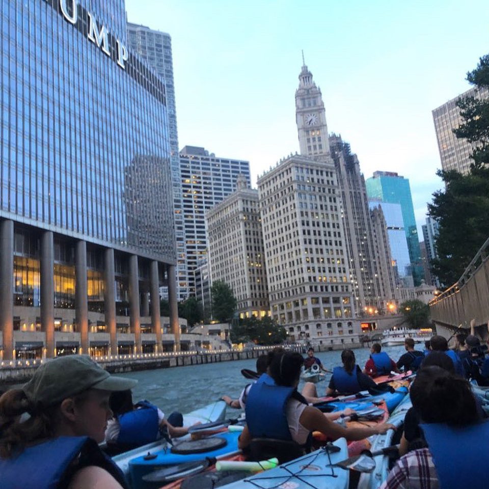 UChicagoBMB's tweet photo. BMBers and friends with paddles! We kayaked along the Chicago River AND learned about the infamous Chicago gangsters. And we all finished somewhat dry! 🛶🦹‍♀️🦹‍♂️

Thanks @wateriders for the fun and safe tour!! 😁👻👍 https://t.co/3wYMFNWQiw