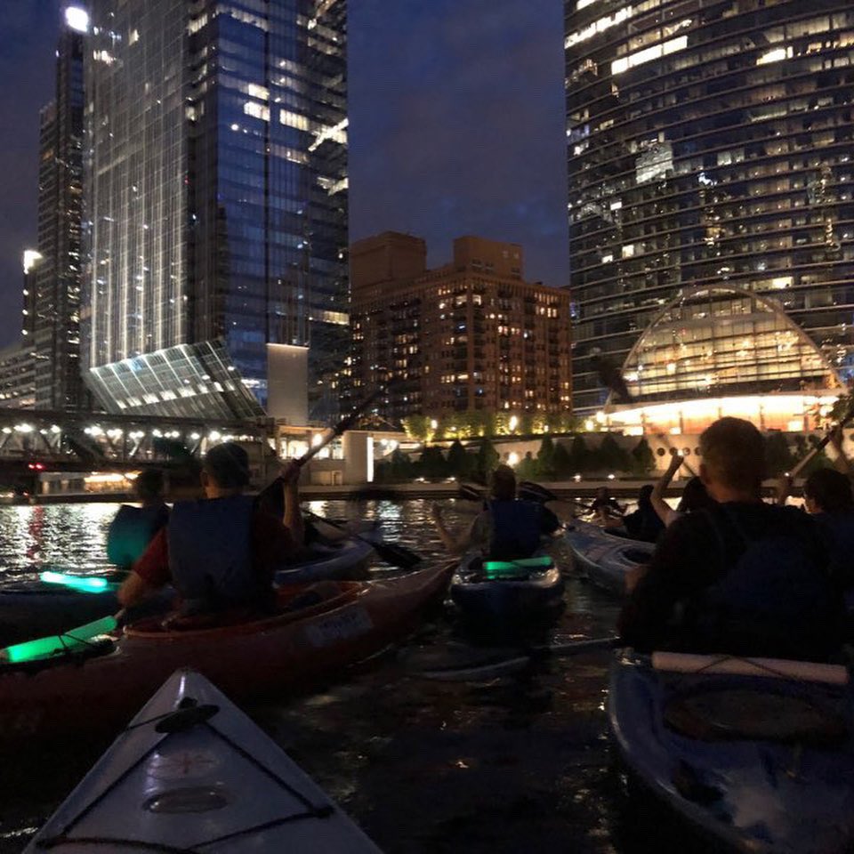 UChicagoBMB's tweet photo. BMBers and friends with paddles! We kayaked along the Chicago River AND learned about the infamous Chicago gangsters. And we all finished somewhat dry! 🛶🦹‍♀️🦹‍♂️

Thanks @wateriders for the fun and safe tour!! 😁👻👍 https://t.co/3wYMFNWQiw