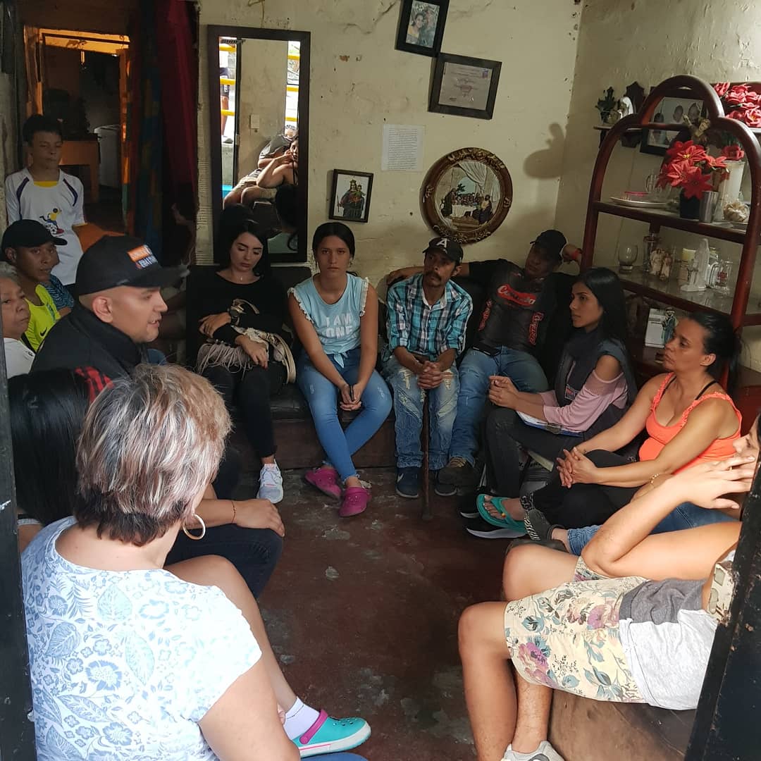 soysebasramos's tweet photo. #NoParamos Hoy Domingo en Villa Lía, Los Zuleta y el Ajizal sector el Descanso. Estamos recorriendo los barrios, hablando con la gente que quiere escuchar sobre nuestro proyecto "Ideas con el corazón" para el CONCEJO de Itagüí
#VamosConToda
#SebastianRamos #CD5 #Concejo #Itagüí https://t.co/eSze4J7CY6