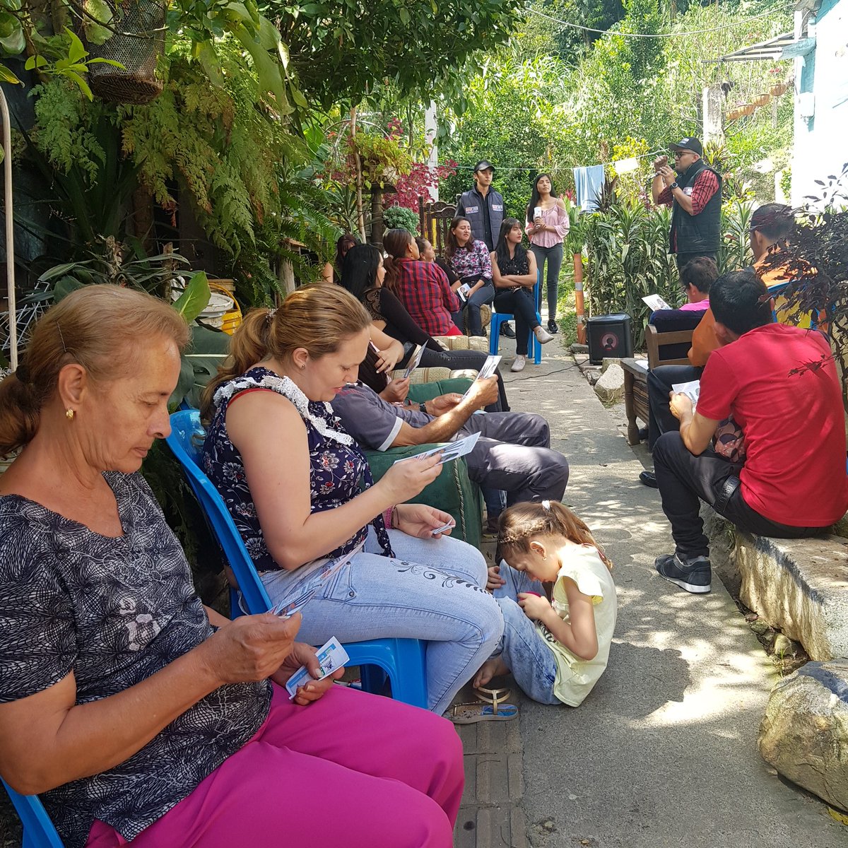 soysebasramos's tweet photo. #NoParamos Hoy Domingo en Villa Lía, Los Zuleta y el Ajizal sector el Descanso. Estamos recorriendo los barrios, hablando con la gente que quiere escuchar sobre nuestro proyecto "Ideas con el corazón" para el CONCEJO de Itagüí
#VamosConToda
#SebastianRamos #CD5 #Concejo #Itagüí https://t.co/eSze4J7CY6
