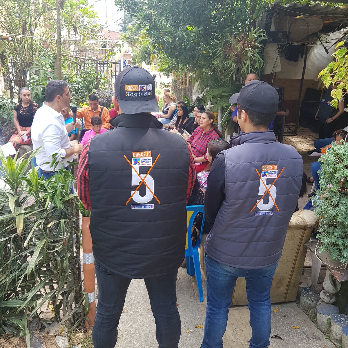 soysebasramos's tweet photo. #NoParamos Hoy Domingo en Villa Lía, Los Zuleta y el Ajizal sector el Descanso. Estamos recorriendo los barrios, hablando con la gente que quiere escuchar sobre nuestro proyecto "Ideas con el corazón" para el CONCEJO de Itagüí
#VamosConToda
#SebastianRamos #CD5 #Concejo #Itagüí https://t.co/eSze4J7CY6