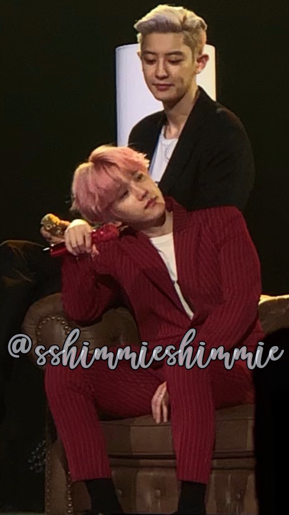 TheChanBaeker's tweet photo. The way Chanyeol looked at Baekhyun. He knows his baby was tired just from that small gesture &amp; so Chanyeol held him gently as if telling him that "hang in there, love. just a bit more." 😭😭😭😭 All Baekhyun did was lean &amp; Chanyeol's instant reaction was to held him. AAAHHH!! https://t.co/PzPp6xFENz