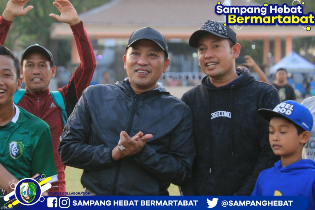 SampangHebat's tweet photo. Dok, Minggu (25/08/2019) 

Bupati H. Slamet Junaidi dan Wabup H. Abdullah Hidayat menyaksikan pertandingan Persesa Sampang melawan Suryanaga Connection di Lapangan Wijaya Kusuma dalam lanjutan Liga 3 Asprov PSSI Jatim. 

Foto : Humas Pemkab Sampang https://t.co/EiWPQTNbRr