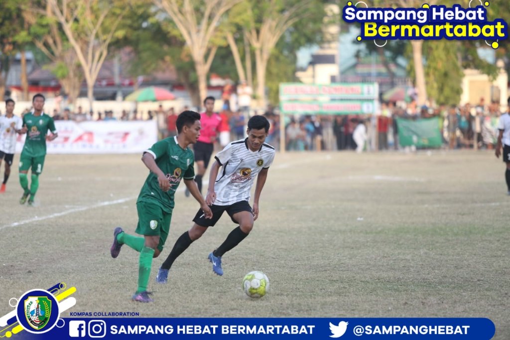 SampangHebat's tweet photo. Dok, Minggu (25/08/2019) 

Bupati H. Slamet Junaidi dan Wabup H. Abdullah Hidayat menyaksikan pertandingan Persesa Sampang melawan Suryanaga Connection di Lapangan Wijaya Kusuma dalam lanjutan Liga 3 Asprov PSSI Jatim. 

Foto : Humas Pemkab Sampang https://t.co/EiWPQTNbRr