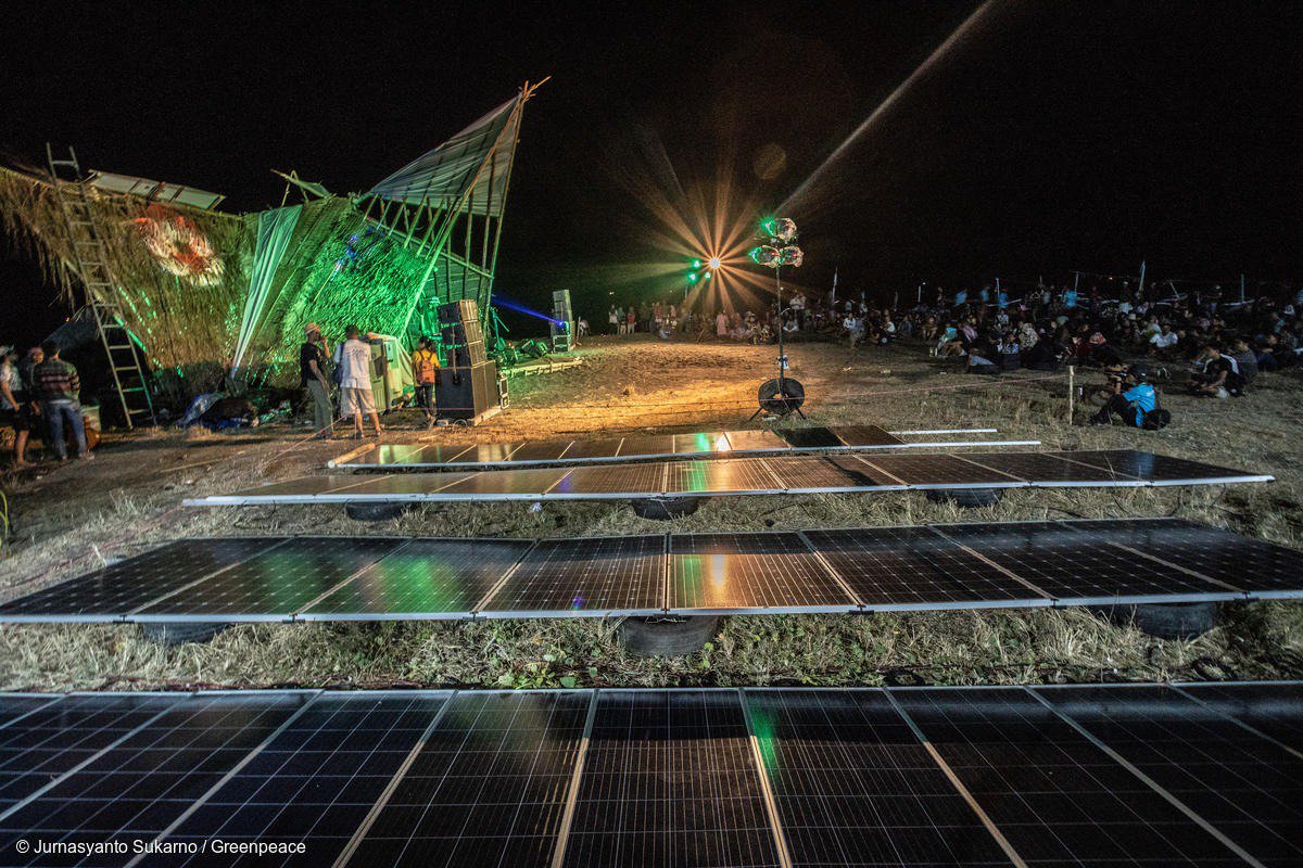 GreenpeaceID's tweet photo. Summer festival 2.0 sudah selesai, festival 3 hari 2 malam termasuk konser musik full band lengkap dengan tata cahayanya. 100% ditenagai oleh energi bersih terbarukan lokasinya disebelah PLTU batu bara. Pertunjukan nyata salah satu solusi tepat disebelah masalah. https://t.co/yl0y03CLub