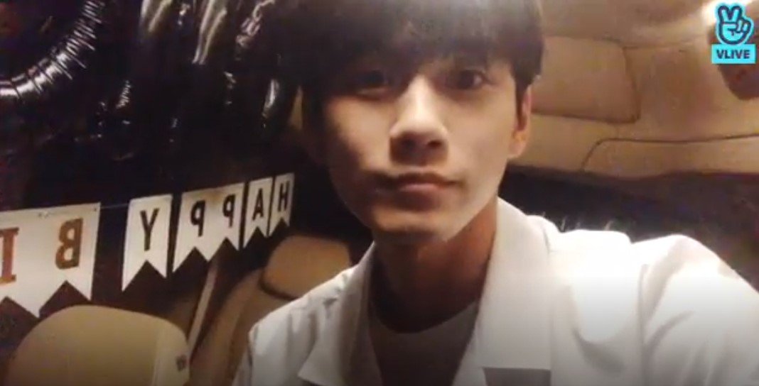 Vliveofficial's tweet photo. [V LIVE] 울 옹깅 생일 맞이해서 미모가 4차 혁명 넘어버렸대요🥳💕 5차혁명 헬레니즘 미모 옹깅한테 나라 하나 없는거 왜곡이고 모순이다🤣💦 과거, 미래 혁명이란 혁명은 끌어다 우리 옹깅이 피지컬에 안겨줬는데 무슨 말이 더 필요해❤️💗

▶https://t.co/tM0Tr7tpCL

#옹성우 #OngSeongWu #VLIVE https://t.co/KXhJ9kKTxY
