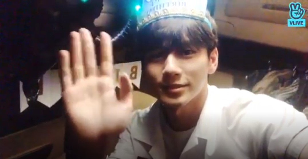 Vliveofficial's tweet photo. [V LIVE] 울 옹깅 생일 맞이해서 미모가 4차 혁명 넘어버렸대요🥳💕 5차혁명 헬레니즘 미모 옹깅한테 나라 하나 없는거 왜곡이고 모순이다🤣💦 과거, 미래 혁명이란 혁명은 끌어다 우리 옹깅이 피지컬에 안겨줬는데 무슨 말이 더 필요해❤️💗

▶https://t.co/tM0Tr7tpCL

#옹성우 #OngSeongWu #VLIVE https://t.co/KXhJ9kKTxY