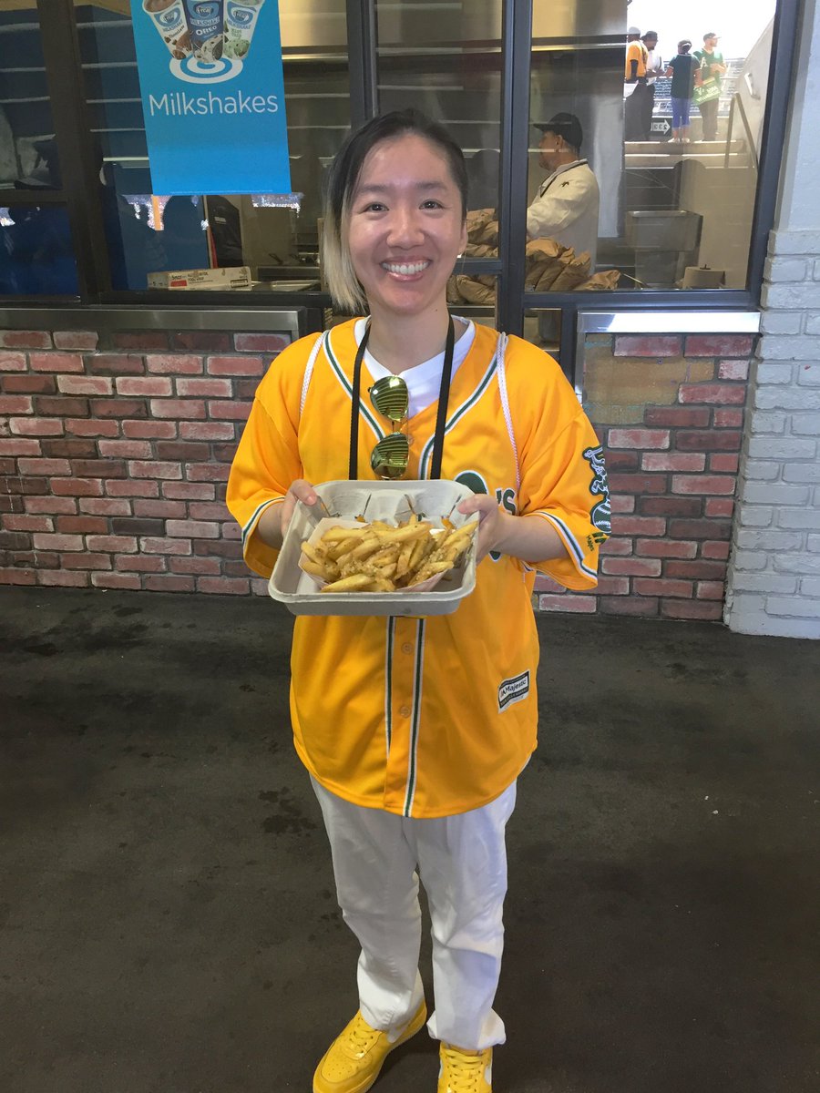 vvdub420's tweet photo. ⚾ finally no work and can enjoy some baseball fun🍟😎#BattleOfTheBay #SundayFunday #bobatime #garlicfries https://t.co/s3HjLR9LGO