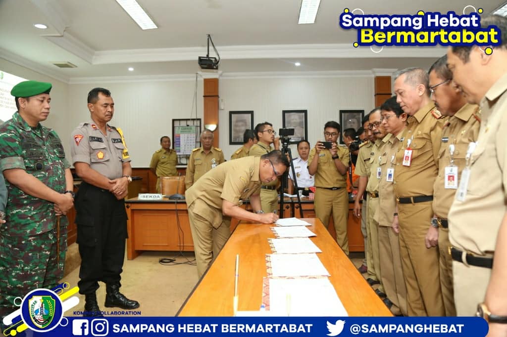 SampangHebat's tweet photo. Dok, Senin (26/08/2019) 
Pencanangan Pembangunan Zona Integritas dan Penandatanganan Pakta Integritas Kepala Perangkat Daerah se Kabupaten Sampang. 
Foto : Humas Pemkab Sampang https://t.co/BT1xHJWW8O