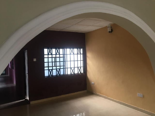 RealtorBot's tweet photo. ** LUXURY 3 BEDROOM APARTMENTS **

Type: Flat/Apartment For Sale
Address: 📌 Akingbile area Close to IITA, Akingile, Akinyele, Oyo
Price: ₦35,000,000 outright purchase
Features:   🛏️ 3   🛁 3   🚽 4
Furnished: ❌
Serviced: ❌
Agent: @allgrabs
Link: https://t.co/00GERXqt6u . https://t.co/QM0VOx5G4e