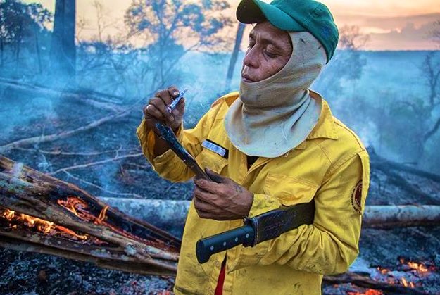 NoniLoGo's tweet image. Héroes que no visten de capa sino chamarras color amarillo, con machete en mano, con la cara tiznada, pero el corazón lleno de apuro. Foto: Chamulton James #AmazonasSOS #SOSAmazonas #AmazoniaEnLlamas