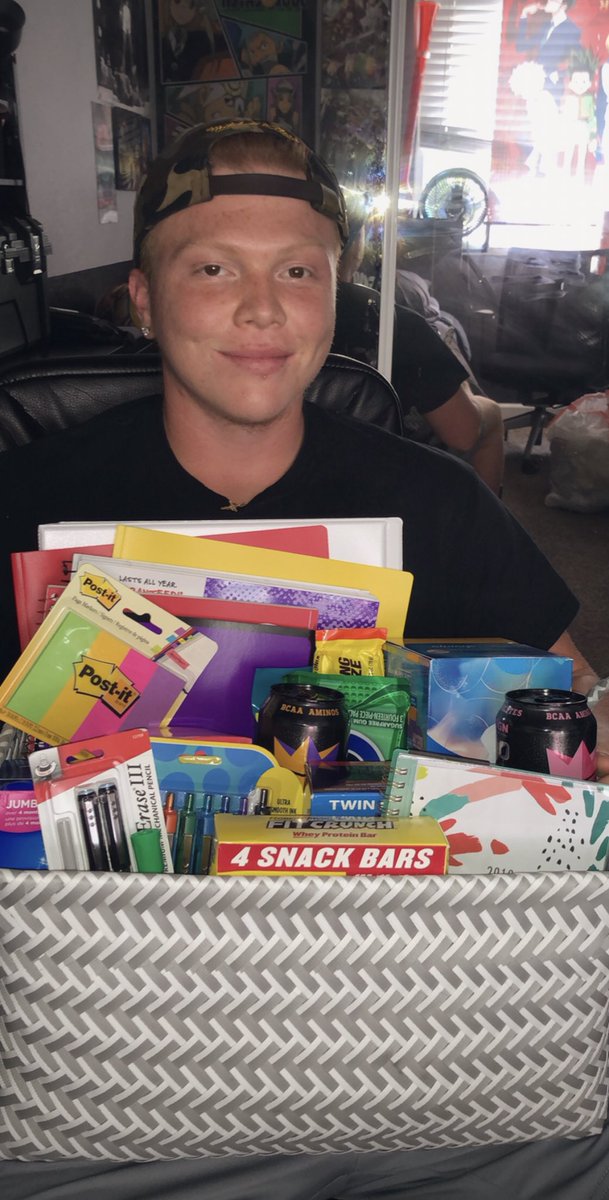 siccwick's tweet photo. My boyfriend really surprised me w a back to school basket and my heart can’t take it 😭💞 https://t.co/qDnnv2xt0o