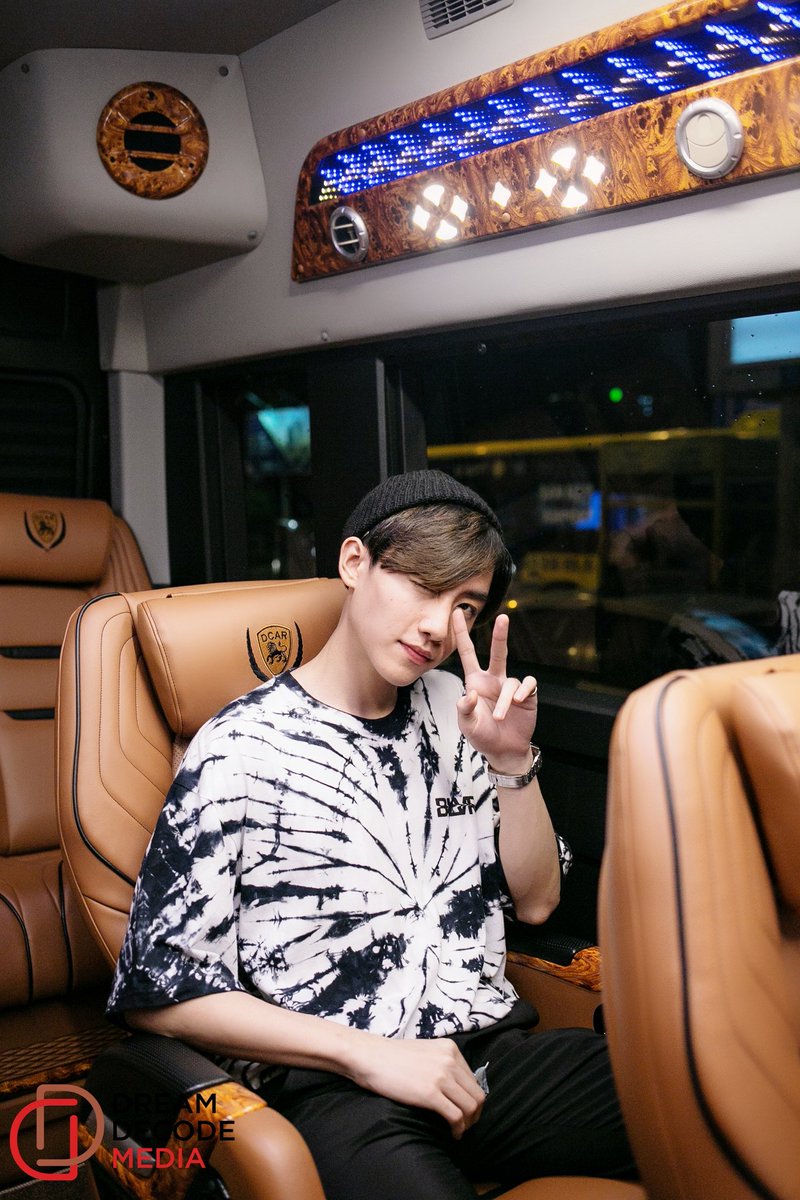 DecodeDream's tweet photo. 190816 MEMORY WITH MARK - TSN Airport
Link full :
https://t.co/N4ZQTcBFZp
@Mmarksiwat
@WITHMARKz
@big2gether
#หัวใจศิวัช #Memorywithmark https://t.co/6oJ2vmT2xd