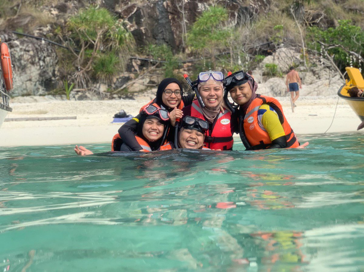 MaisarahTarmuzy's tweet image. Ayyyyy, finally a short escape together!!!! Setelah bertahun-tahun sembang. Looking forward for our next trip pulak. Plz make it outside msia oki ✊💛💜 #morepicstocome #ohseaohsea