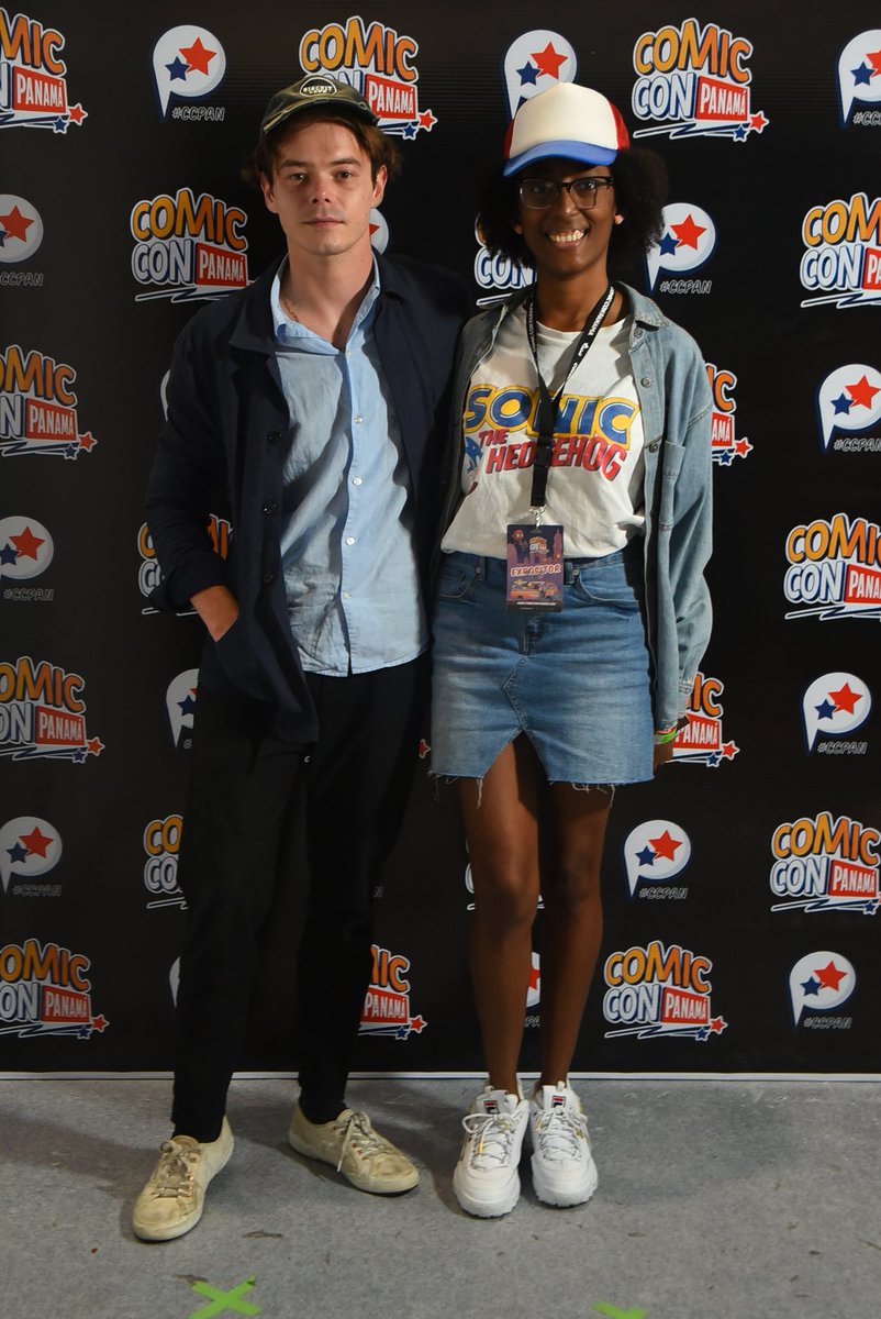 Thayveee's tweet photo. La experiencia @comicconpan fue excelente! El sufrimiento antes del evento te puede quitar las ganas de participar PERO el resultado final es GENIAL. Gracias a los que pasaron por mi puesto y ese backing fue hermoso 💜 #artistalley #ComicConPanama2019 #digitalart #Panama https://t.co/0FycaaMfaj