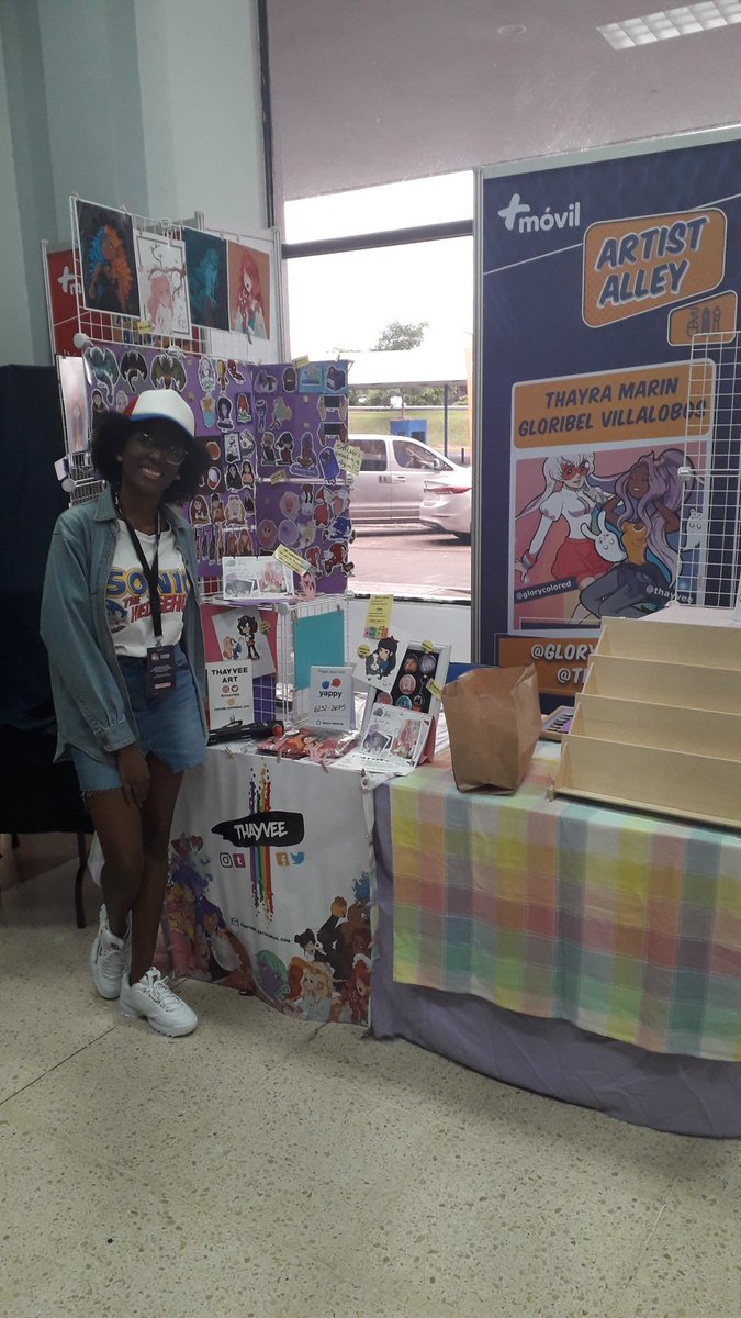 Thayveee's tweet photo. La experiencia @comicconpan fue excelente! El sufrimiento antes del evento te puede quitar las ganas de participar PERO el resultado final es GENIAL. Gracias a los que pasaron por mi puesto y ese backing fue hermoso 💜 #artistalley #ComicConPanama2019 #digitalart #Panama https://t.co/0FycaaMfaj
