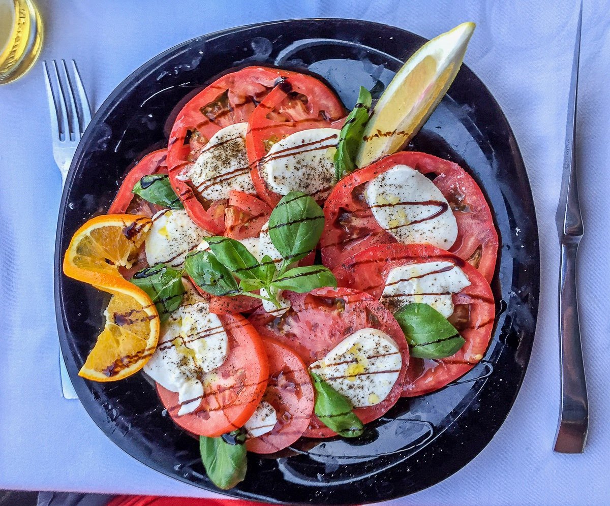 AngusMuelleUno's tweet photo. Nada mejor que una ensalada para reponer fuerzas después del Fin de Semana. Aporta fuerzas y vitaminas en este Lunes después de la Feria!
#AngusMuelleUno +34 952 001 120
 #MuelleUno #PuertodeMálaga https://t.co/c0R18NR3gW
