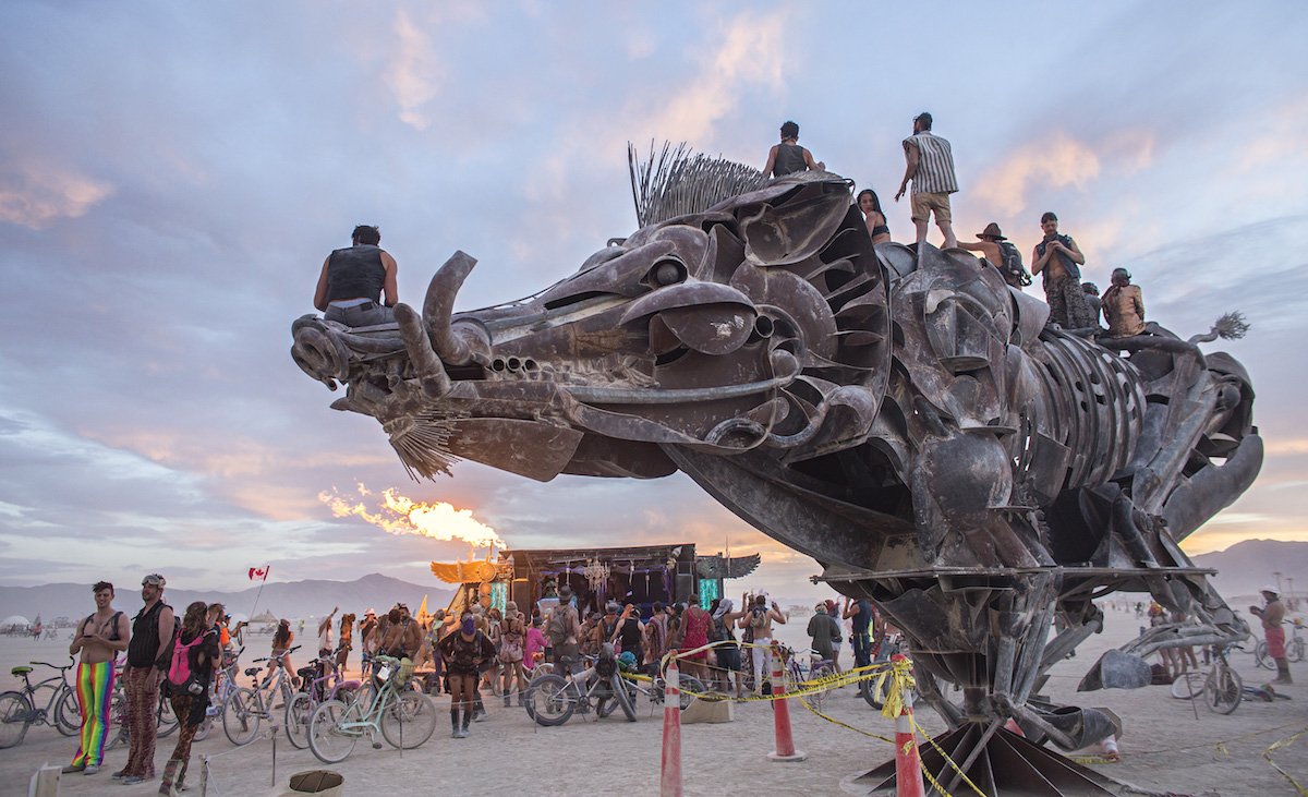 bthetravelbrand's tweet photo. Ayer comenzó el festival #BurningMan 🔥 en pleno desierto #BlackRock, al noroeste de #Nevad a. Aquí no existe el dinero y todo es a base de trueques artísticos. 🔝 https://t.co/JCyJ4o92gR https://t.co/IQTDJ0DqLO