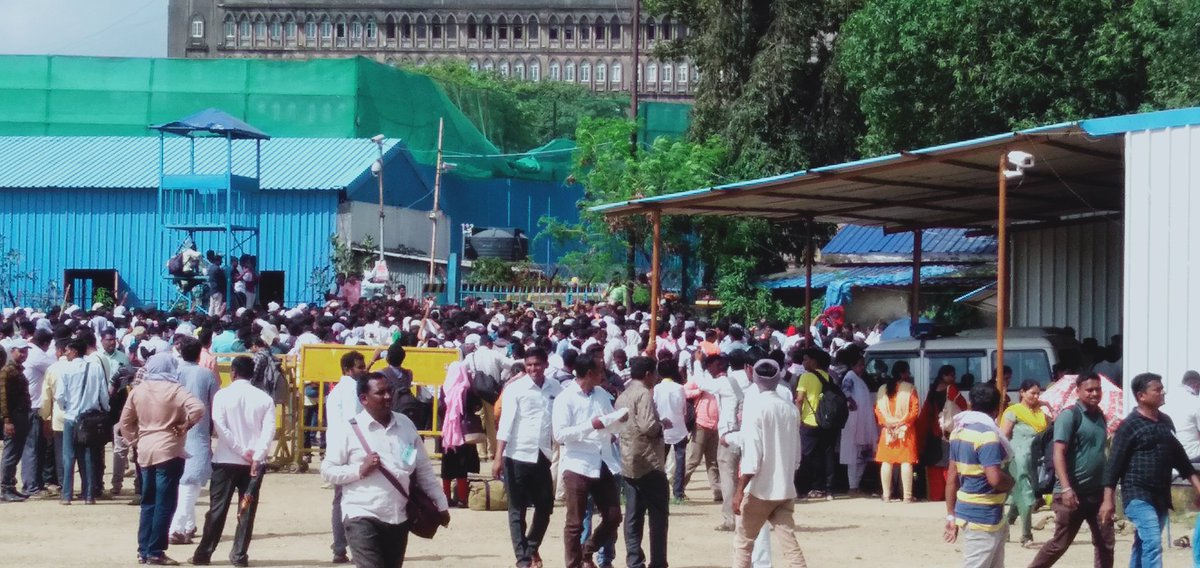 PriyankaDharwa3's tweet photo. शिक्षकांचा आक्रोश न्याय दया ....गोळया घालुन मारा #ashishshelar
#devendrafadnwis
#education https://t.co/OnaUJgyUI8