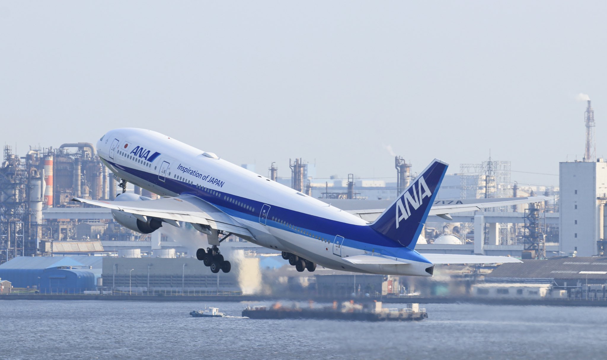 Twitter 上的 やまクマ 勢い良く離陸するanaの777を工業地帯と絡めた詰め合わせです やっぱりブラスト吹き上げ離陸する777は安定のカッコよさですね Ana 羽田空港 ファインダー越しのわたしの世界 飛行機好きな人と繋がりたい 飛行機撮ってる人と繋がりたい