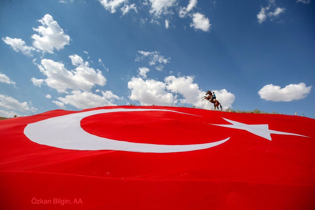“Dikildi Anadolu'nun bağrına kutlu bir sancak, ebediyete kadar özgürce dalgalanacak.”
#MalazgirtZaferi’nin 948. yıl dönümünde, Anadolu'yu ebedi vatanımız yapan Sultan Alparslan ve kahraman askerlerini rahmet ve minnetle anıyoruz. 
#MalazgirtZaferi 🇹🇷