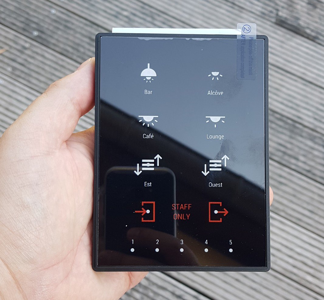 Nous venons de recevoir les jolis interrupteurs <a href="/Zennio_fr/">Zennio FR</a> faits sur mesure par @JulienDargaisse pour <a href="/lehqtours/">LE HQ Tours</a>.
Hâte de les installer...