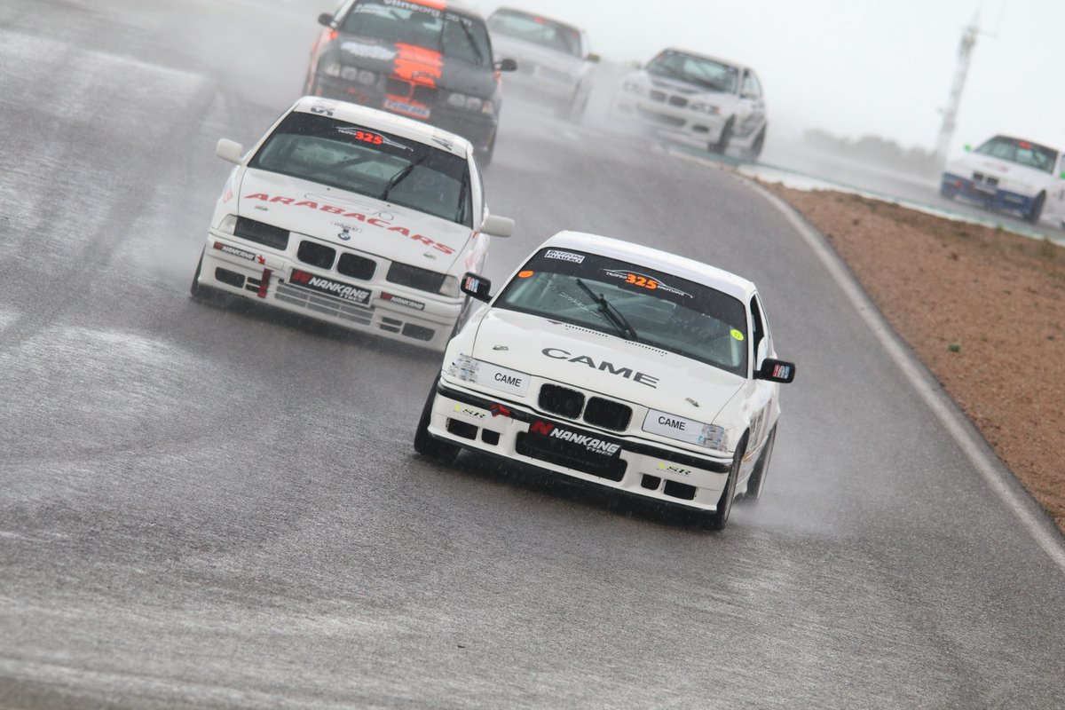 VLineOrg's tweet photo. Que poco queda para ver a los BMW 325i E36 del Trofeo #VLineEmotions disputar el 3º meeting de la temporada en el @circuitocalafat 📅(7-8/09) en #CalafatRevival.
3 carreras de las monturas alemanas harán las delicias de los aficionados, permitiendo así seguir sumando puntos 🏆 https://t.co/SHezlGgcXB