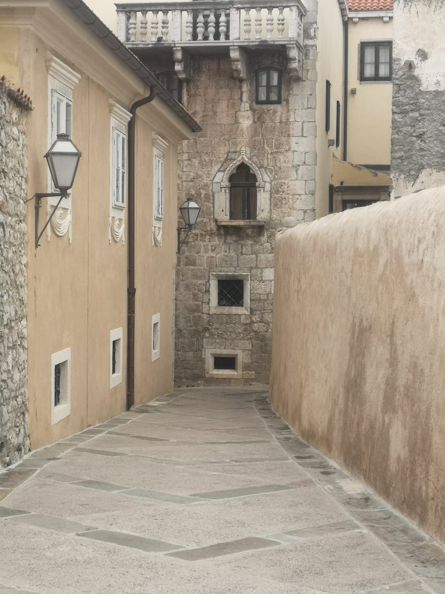 sy_fyn_ity's tweet photo. Streets in #senj #zengg ๐๐๐ #Croatia https://t.co/NHLcUlFi3Q