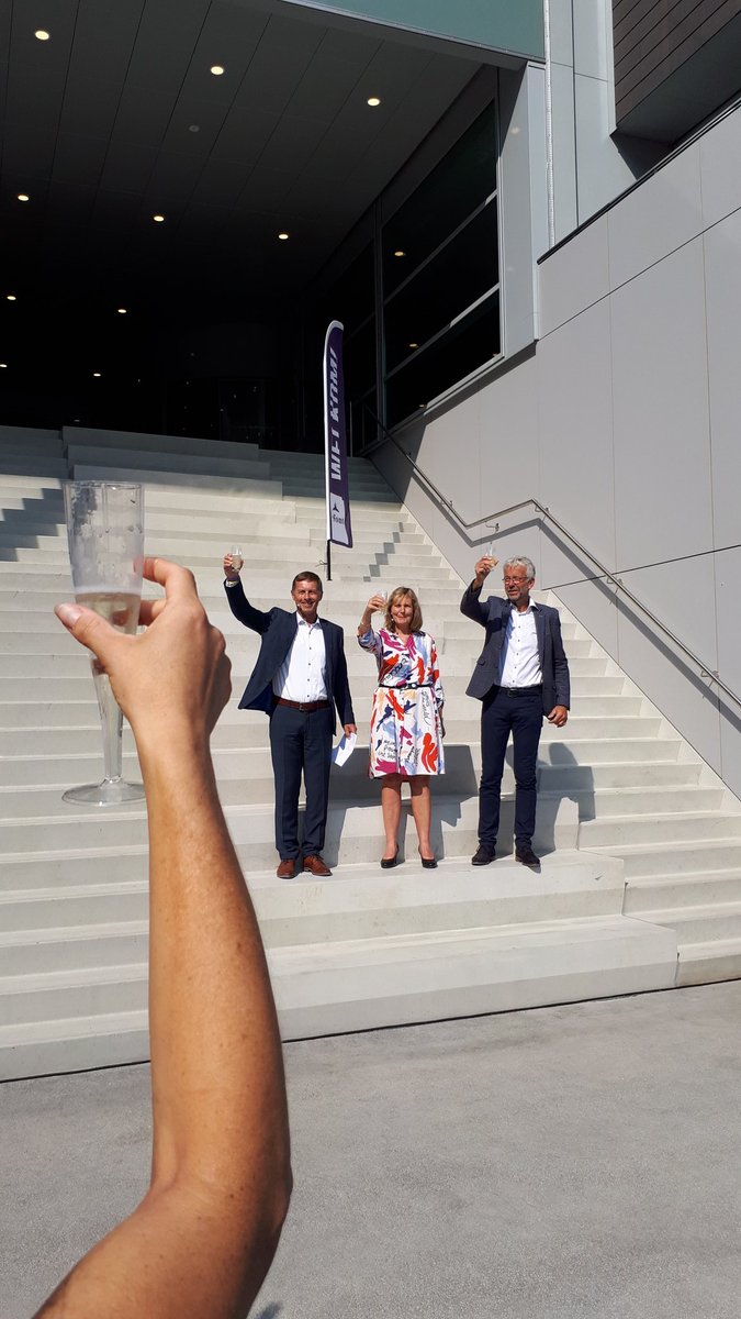 Feestelijk welkom in het nieuwe <a href="/Fontys/">Fontys</a> gebouw de Rondom door de directeuren @FH_Engineering , <a href="/FontysBEnT/">FontysBEnT</a> en <a href="/fontys/">Fontys</a> TNW.