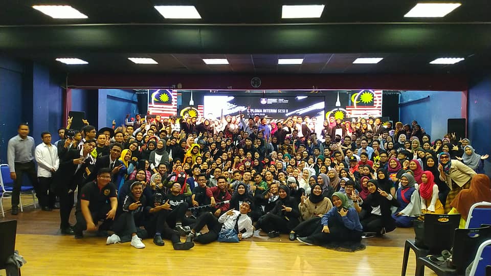 nazrudinsaidch1's tweet photo. Kita kasi throwback balik!!thanks to fasi2 uitm pundana yg banyak bgi tunjuk ajar waktu interim yg lepas..πpendekatan baru yg dibawak iaitu tanpa marah2 dan rollcall sangat2 menjadi..huhu kau ade?? ππ#interimheroes #mdsterciduk #mdsvibes #uitm https://t.co/exSPbR2Y32