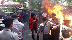 WaladAulia's tweet photo. Ipda Erwin, Polisi Cianjur yang Terbakar saat Amankan Demo, Meninggal Dunia di Rumah Sakit
https://t.co/P3ciFiYMbp https://t.co/crNtEFrEbC