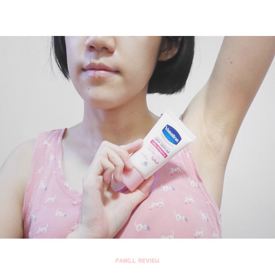PangLReview's tweet photo. ทุกครั้งที่ออกกำลังจะใช้ Vaseline Dry Serum ตลอด มันดีมากทุกคน เวลาเราเหงื่อออกเยอะใต้วงแขนเรายังคงหอมสดชื่น เนื้อก็ซึมไว มี 2 สูตรนะ
💓คอลลาเจน + vit b 3 (กระจ่างใสเน้นๆ)
💙คอลลาเจน + vit e (กระจ่างใสแห้งสดชื่น) ไซส์มินิที่ 7-11 ราคา 69฿ #เลิฟสุดใจขาวไบรท์ต้องวาสลีน #รีวิวเซเว่น https://t.co/7QGjur82yG