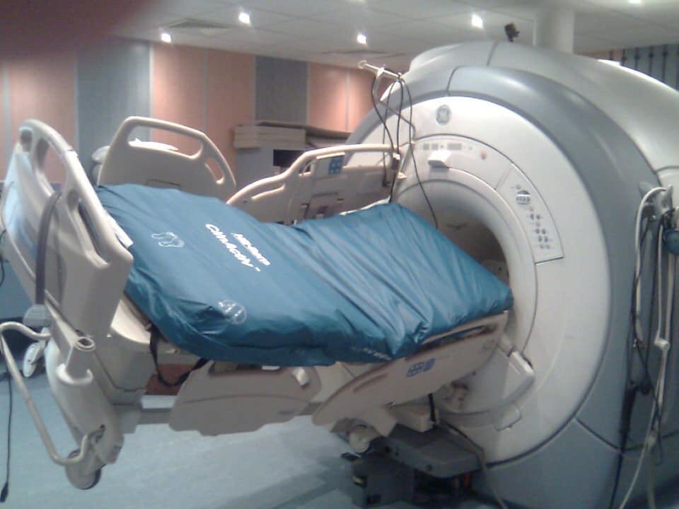 Esteban Ortiz on Twitter: "MRI accidents !!! MRIs have a strong magnetic field, that's metal objects brought into the MRI room during scans could cause tragic accidents. This also includes