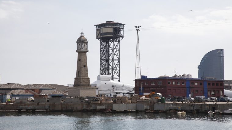 deleslletres's tweet photo. El paral·lel 41°22′34″ nord i el meridià de París (2°20′14,025) tenen la seva intersecció a Barcelona, al moll dels Pescadors, a la Torre del Rellotge, antic far, un dels primers del Mediterrani. Cerdà va projectar el Paral·lel i la Meridiana en funció d'aquestes coordenades. https://t.co/EOWEvlI2OV