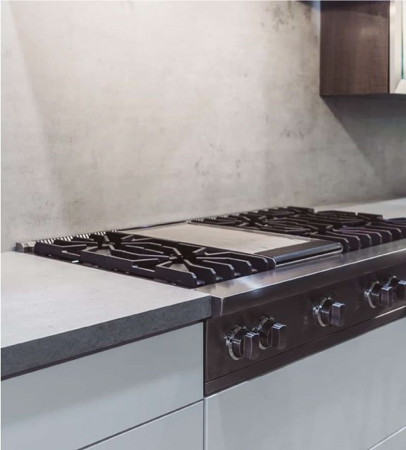 NeolithUS's tweet photo. Neolith® has a very high-temperature resistance. This is both necessary and ideal for kitchen designs. In this case the Beton model has been used on the countertop and backsplash. Design: Viking. Photo: Dámaso Pérez - Fototec
#Neolith #SinteredStone #NeolithBeton #NeolithKitchen https://t.co/F6YnNnvMQ3
